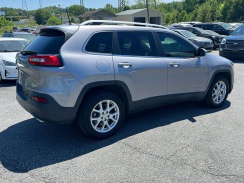 Used 2018 Jeep Cherokee Latitude Plus w/ Comfort/Convenience Group FWD image 6