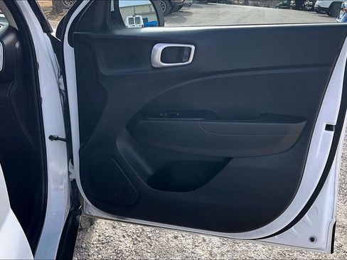 Used 2025 Hyundai Venue SEL image 21