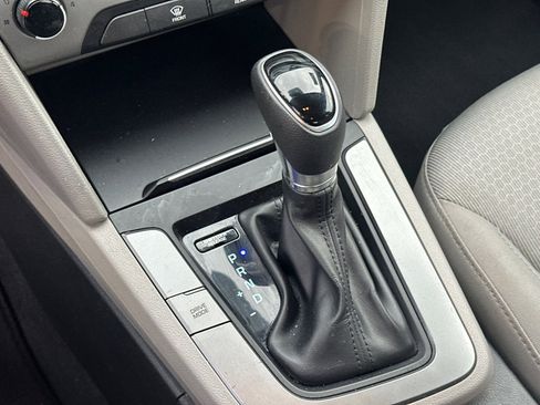 Used 2017 Hyundai Elantra SE image 30