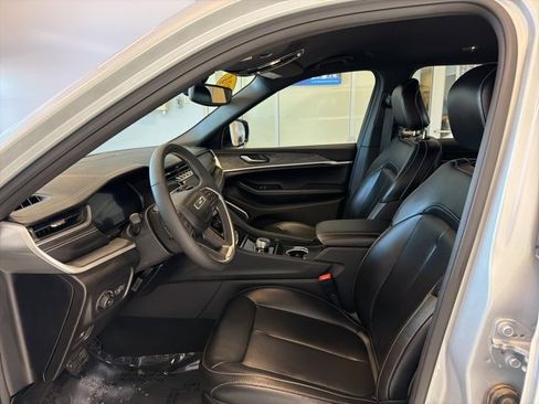 Used 2024 Jeep Grand Cherokee L Limited w/ Black Appearance Package image 12