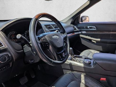 Used 2018 Ford Explorer Platinum AWD/4WD image 9