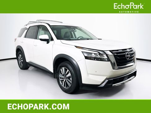Used 2024 Nissan Pathfinder SL image 1