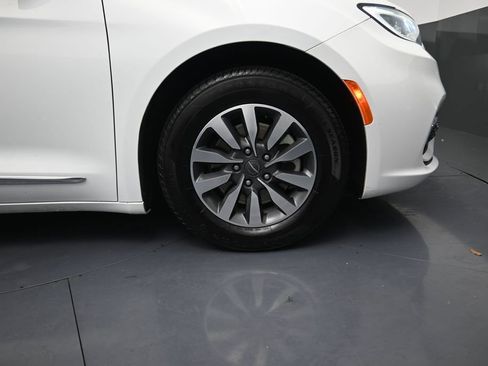 Used 2023 Chrysler Pacifica Limited FWD image 5