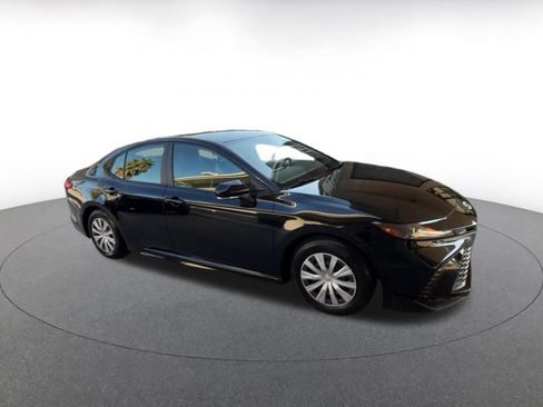 Used 2025 Toyota Camry SE FWD image 2