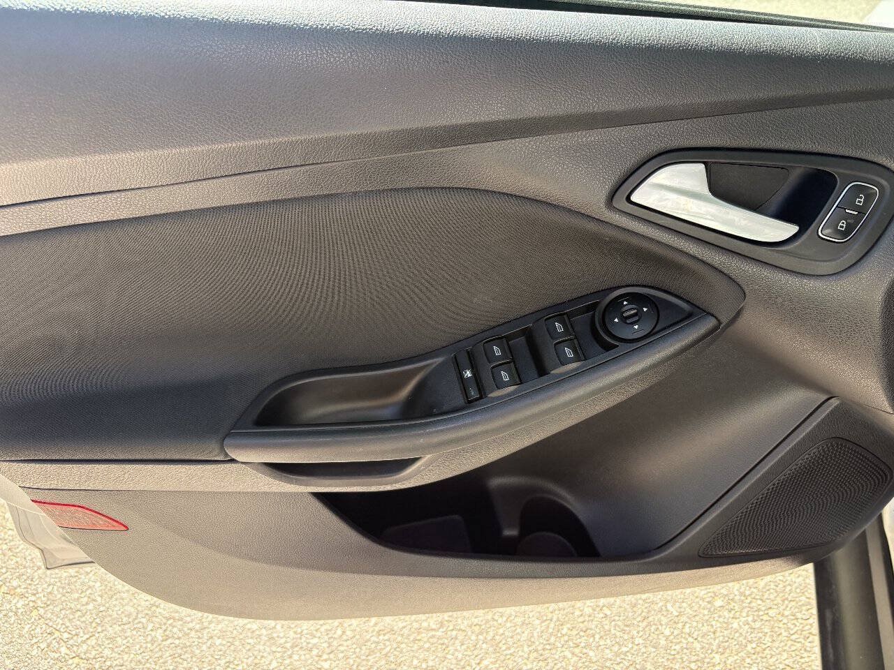 Used 2015 Ford Focus SE FWD image 25
