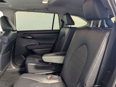 Used 2022 Toyota Highlander XLE image 35