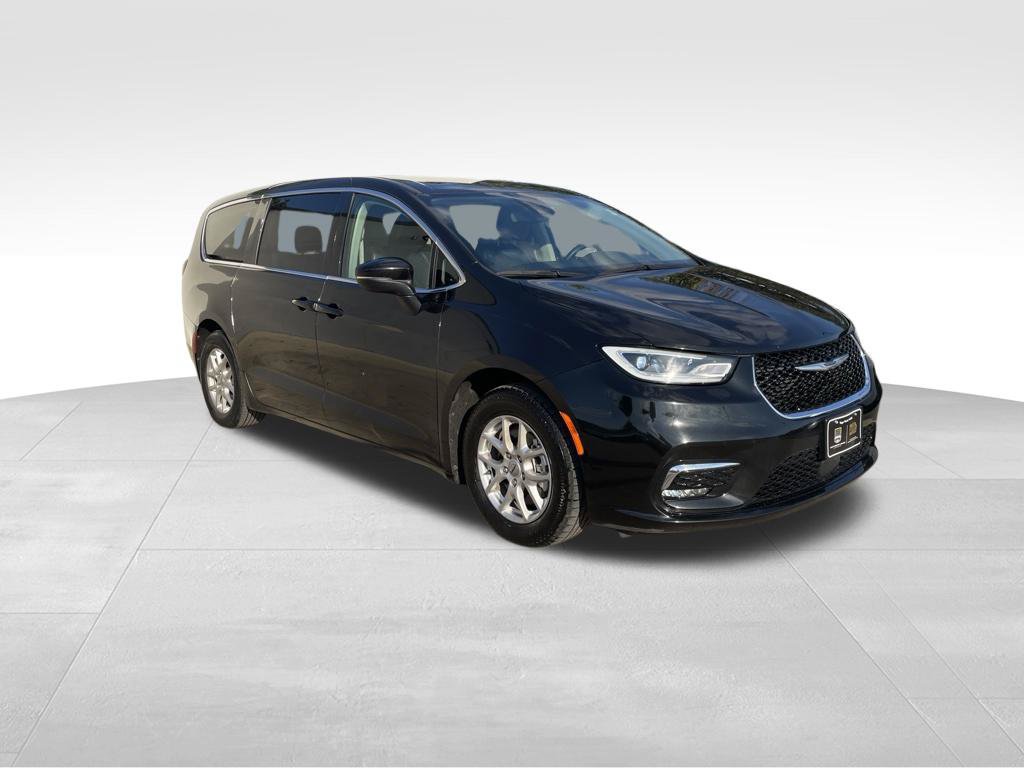 Used 2023 Chrysler Pacifica Touring-L FWD image 3