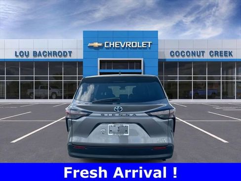 Used 2024 Toyota Sienna LE image 7