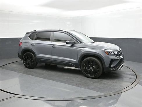 Used 2024 Volkswagen Taos SE image 17