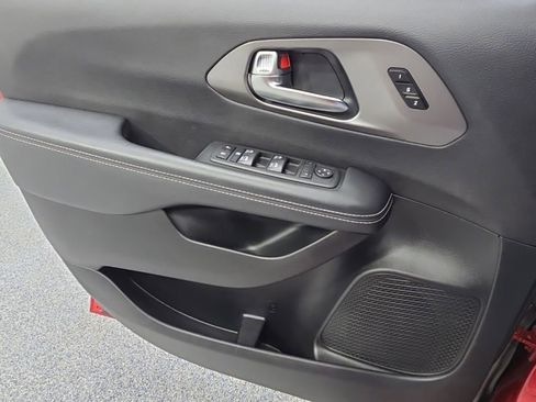 Used 2025 Chrysler Pacifica Select FWD image 25