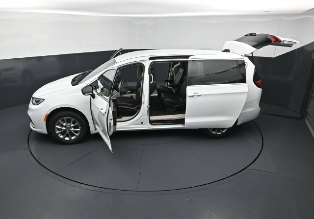 Used 2024 Chrysler Pacifica Touring-L AWD/4WD image 27
