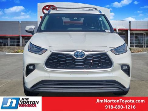 Used 2020 Toyota Highlander XLE AWD/4WD image 2
