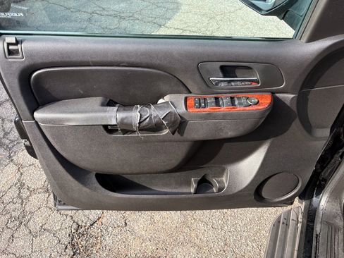 Used 2013 Chevrolet Avalanche LS image 10