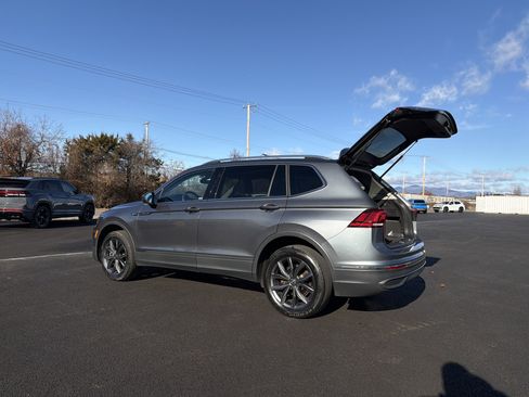 Certified 2023 Volkswagen Tiguan SE w/ Panoramic Sunroof Package image 32