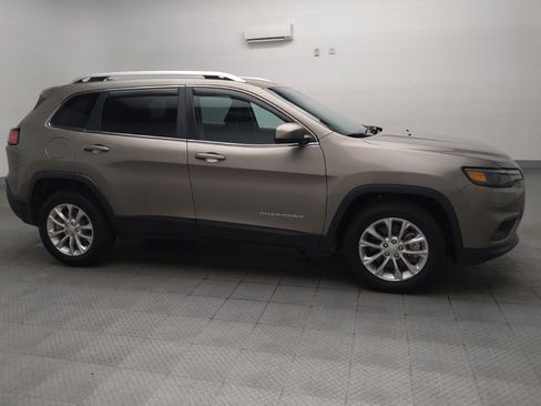 Used 2019 Jeep Cherokee Latitude w/ Cold Weather Group FWD image 11