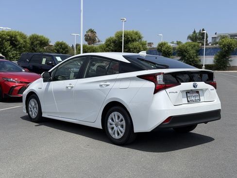 Certified 2022 Toyota Prius LE FWD image 9
