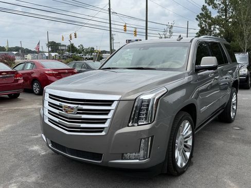 Used 2017 Cadillac Escalade Platinum AWD/4WD image 3