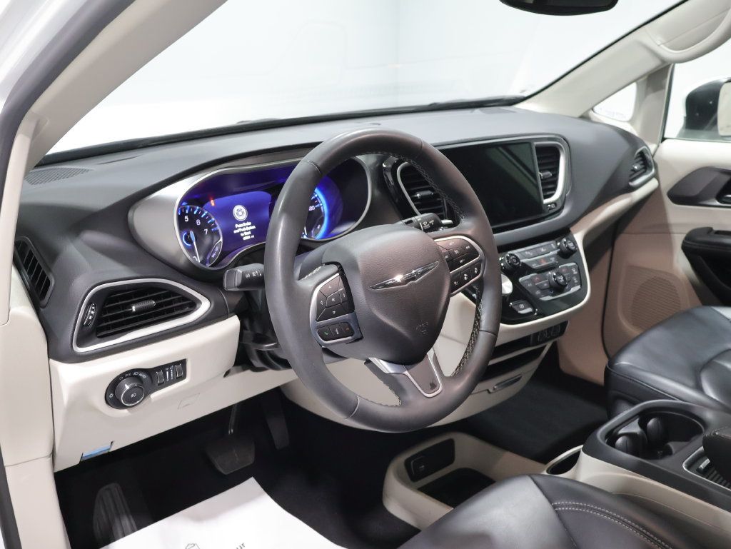 Used 2023 Chrysler Pacifica Touring-L FWD image 14
