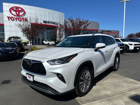 New 2026 Toyota Highlander Platinum AWD/4WD image 1