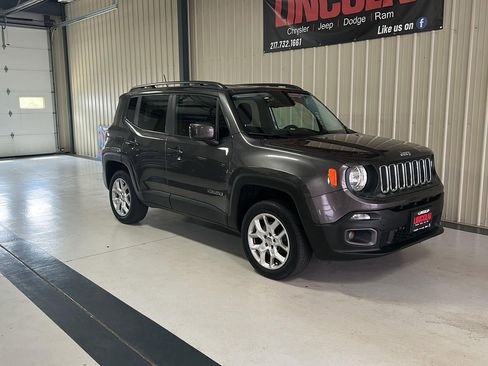 Used 2017 Jeep Renegade Latitude w/ Popular Equipment Group AWD/4WD image 4