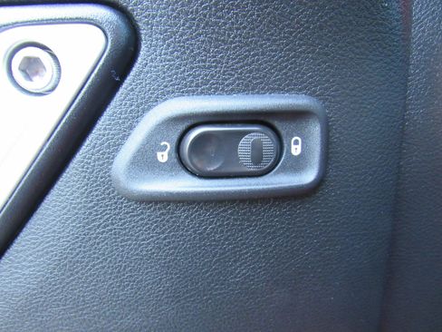 Used 2017 Jeep Wrangler Unlimited Sahara w/ Connectivity Group AWD/4WD image 11