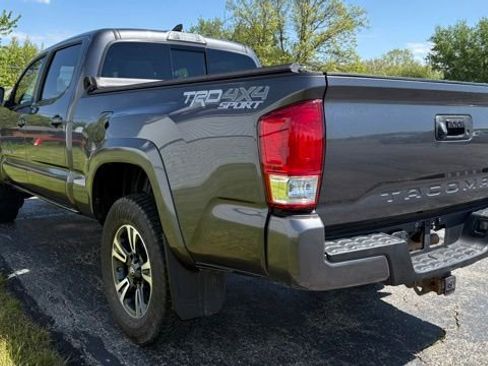 Used 2018 Toyota Tacoma TRD Sport AWD/4WD image 2