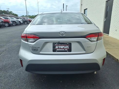 Used 2025 Toyota Corolla LE FWD image 4