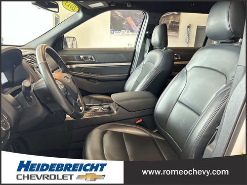 Used 2019 Ford Explorer XLT w/ Equipment Group 202A AWD/4WD image 13