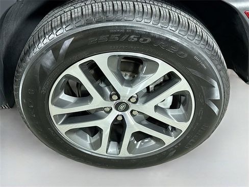 Used 2025 Land Rover Defender 110 S image 33