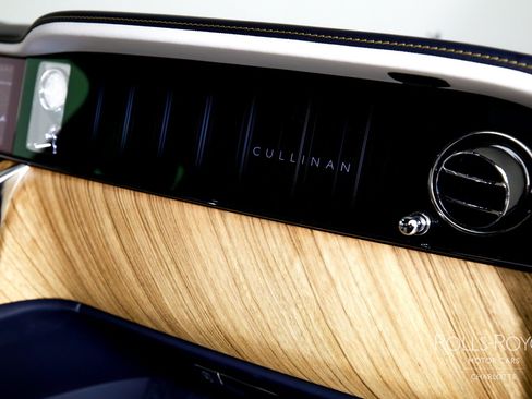 Used 2025 Rolls-Royce Cullinan AWD/4WD image 40