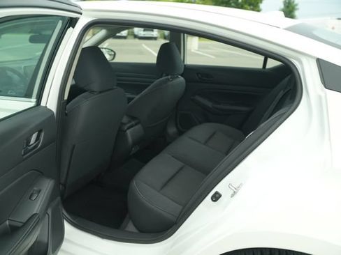Used 2025 Nissan Altima 2.5 SV FWD image 14