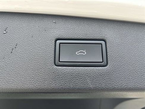 Used 2024 Volkswagen Tiguan SE image 17