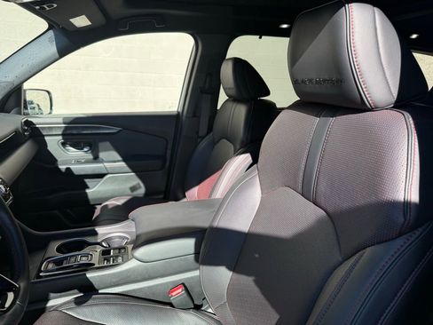 Used 2025 Honda Pilot Black Edition image 21
