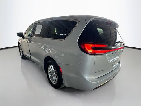 Used 2024 Chrysler Pacifica Touring-L FWD image 6