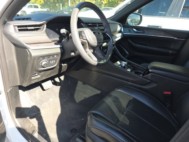 Used 2023 Jeep Grand Cherokee Overland w/ Luxury Tech Group IV AWD/4WD image 12
