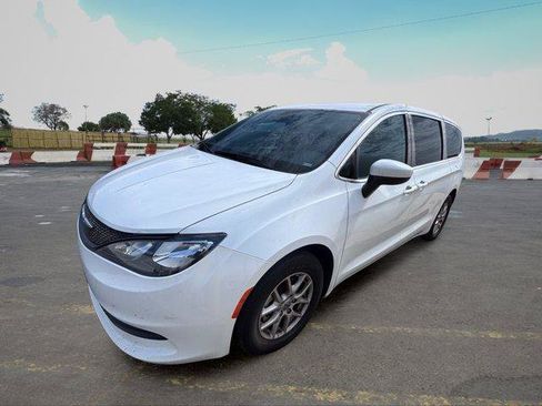 Used 2023 Chrysler Voyager LX FWD image 5