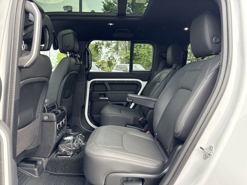 New 2025 Land Rover Defender 130 X-Dynamic SE AWD/4WD image 6