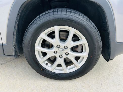 Used 2015 Jeep Cherokee Latitude w/ Cold Weather Group image 35