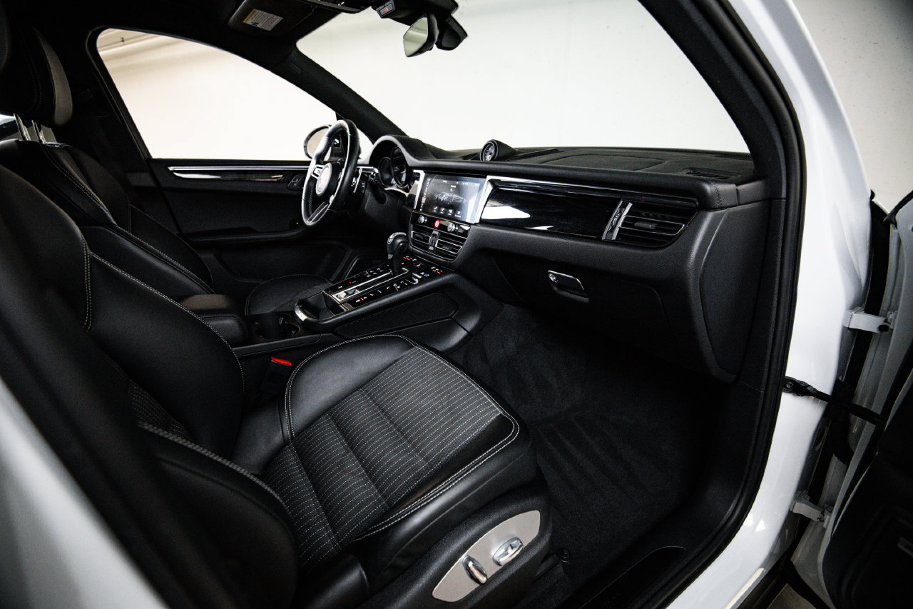 Certified 2023 Porsche Macan Turbo AWD/4WD image 28