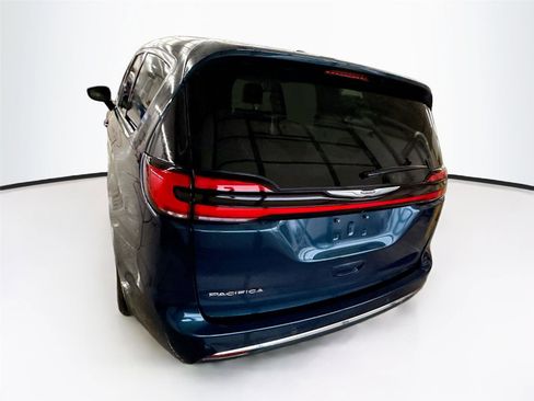 Used 2023 Chrysler Pacifica Touring-L image 9