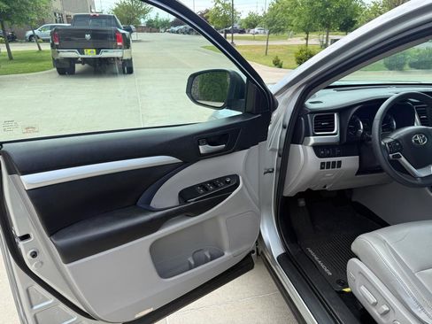 Used 2017 Toyota Highlander XLE AWD/4WD image 8