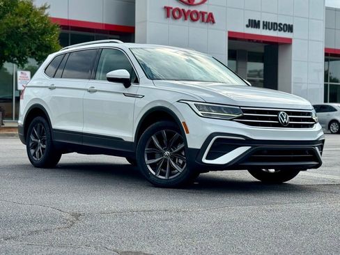 Used 2023 Volkswagen Tiguan SE w/ Panoramic Sunroof Package FWD image 2