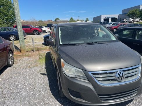 Used 2010 Volkswagen Routan SE image 2