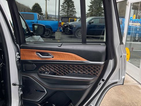 Used 2024 Jeep Grand Cherokee Summit image 44