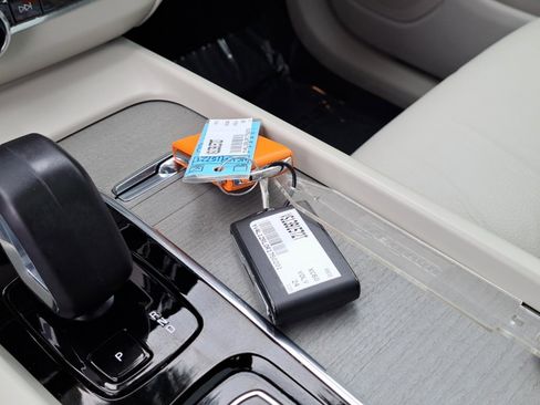 Used 2024 Volvo XC60 B5 Plus w/ Protection Package Premier image 24