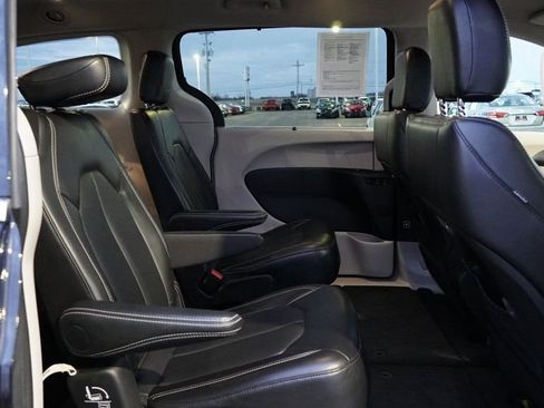 Used 2024 Chrysler Pacifica Touring-L image 18