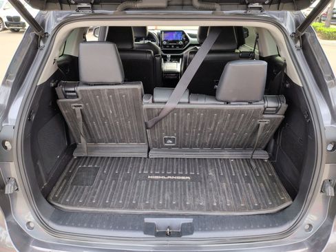 Used 2023 Toyota Highlander Platinum image 32