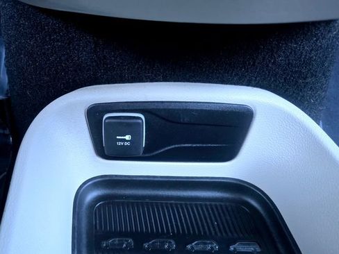 Certified 2024 Chrysler Pacifica Select image 17