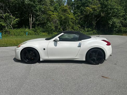 Used 2014 Nissan 370Z Touring RWD image 19