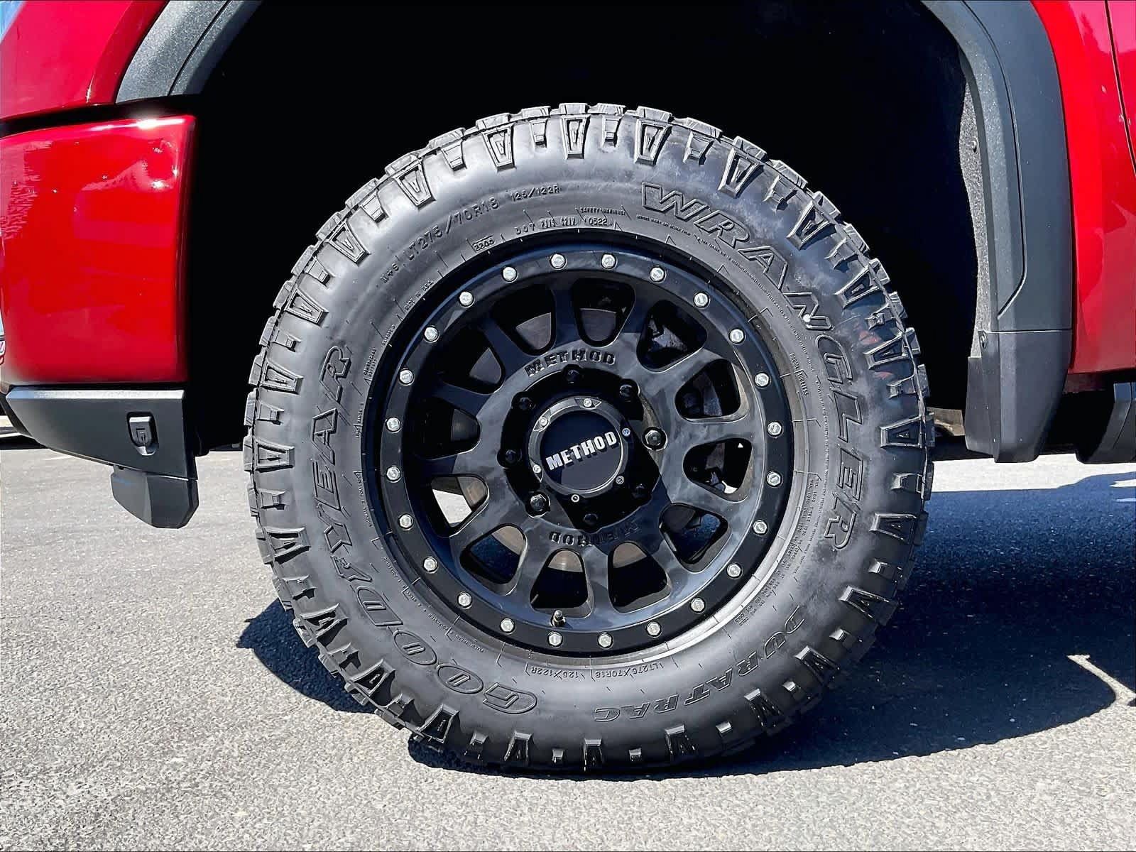 Used 2022 GMC Sierra 2500 AT4 w/ AT4 Preferred Package AWD/4WD image 12